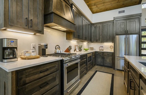 Broken Bow Cabin | Cozy, modern rustic cabin on the water, near all Pine Lake fun & top amenities!