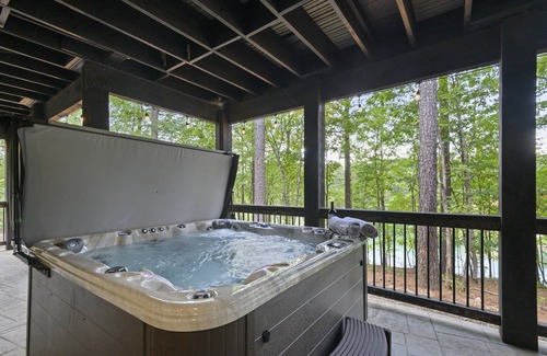 Broken Bow Cabin | Cozy, modern rustic cabin on the water, near all Pine Lake fun & top amenities!