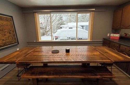 Jay House | Cozy mountain cabin - 10 min to skiing, hiking & biking