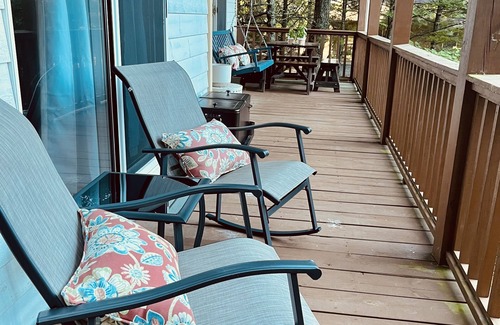 Fleetwood Cabin | Cozy Mountain Escape near W.Jefferson: Relax & Reconnect!
