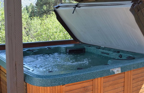 Boise Cabin | Cozy Mountain Getaway with Scenic Views, Abundant Wildlife and Hot Tub