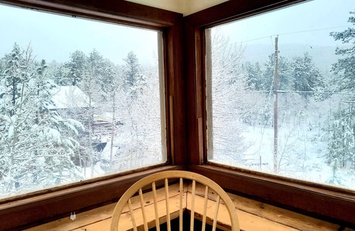 Bailey House | Cozy Mountain Home at Trailheads