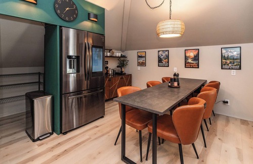 Hoodsport House | Cozy Mountain Retreat: Hot Tub, Game Room, Gym/Sauna, Perfect for Fall Getaways