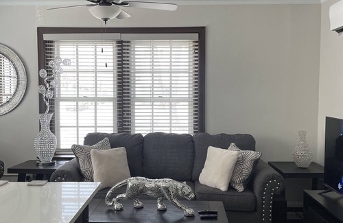 Hanover Place Apartment | Cozy Newly Remodeled Beautiful Apt In the Heart of Westport