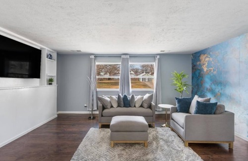 Peoria Apartment | Cozy Newly Renovated 2BR-1BA/Entire Unit/3 to 6mins from OSF St Francis