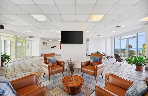 Panama City Beach Hotel | Cozy Ocean View Unit at Holiday Terrace – Beachfront, Free Parking, Pet Friendly