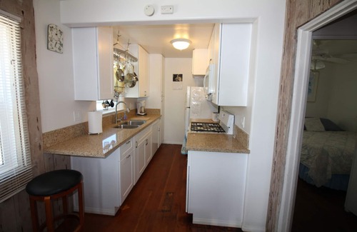 Mission Beach Cottage | Cozy Ocean View Beach Cottage, Steps to Ocean, Lots of Character -1br- Sleeps 5