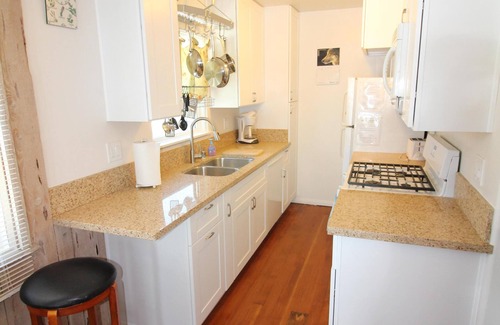 Mission Beach Cottage | Cozy Ocean View Beach Cottage, Steps to Ocean, Lots of Character -1br- Sleeps 5