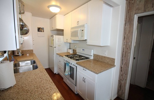 Mission Beach Cottage | Cozy Ocean View Beach Cottage, Steps to Ocean, Lots of Character -1br- Sleeps 5