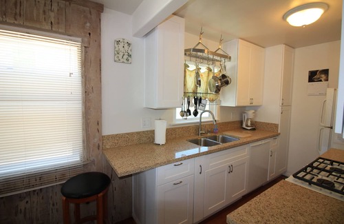 Mission Beach Cottage | Cozy Ocean View Beach Cottage, Steps to Ocean, Lots of Character -1br- Sleeps 5