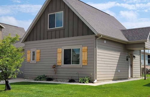 Arnolds Park Cabin | Cozy Okoboji Cabin at Bridges Bay