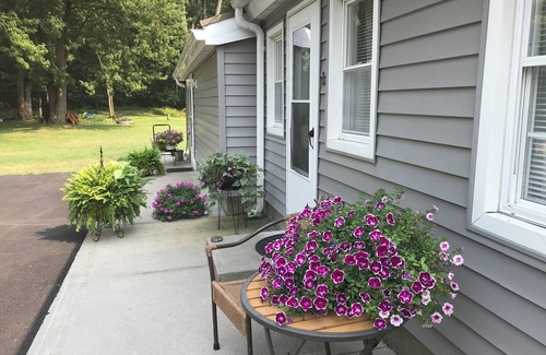 Durhamville House | Cozy one-bedroom rental steps from the lake with full amenities
