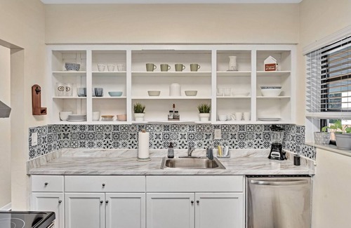 East Little Havana House | Cozy & peaceful historic Bungalow steps from ballpark