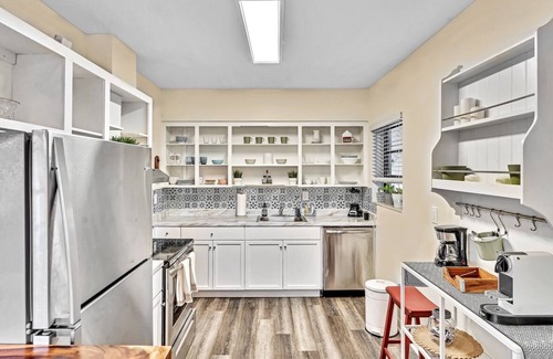 East Little Havana House | Cozy & peaceful historic Bungalow steps from ballpark