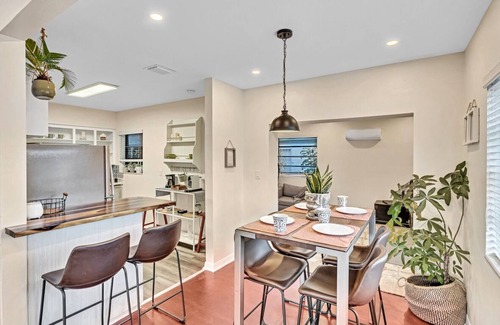 East Little Havana House | Cozy & peaceful historic Bungalow steps from ballpark