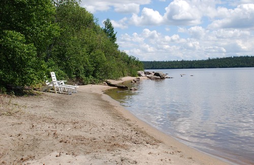 Guerin Cottage | Cozy & Pet-friendly Lakefront Cottage