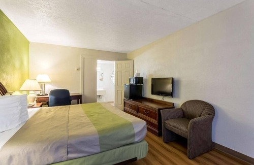 Edgewood Hotel | Cozy Pet-Friendly Room w/Complimentary Breakfast & Nearby Dining Options