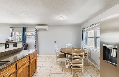 Sandalwood House | Cozy Pet-Friendly Retreat, Minutes to Jaguars Stadium.