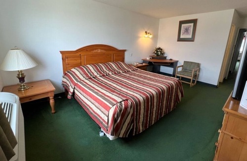 Renault Apartment | Cozy Petite King + Queen Suite in a Friendly Town!