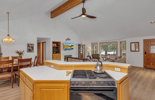 Sunriver House | Cozy, pets 3bed 3 bath AC HT outside seating, great deck space, new floors!