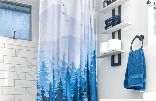 Albrightsville Cottage | Cozy Pocono Mountain Escape w/Fire-pit, Grill & HotTub Near Water Parks