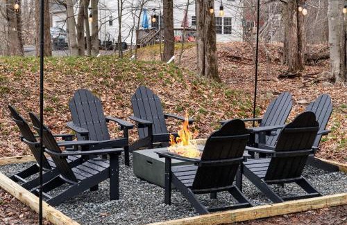 Tobyhanna House | Cozy Poconos Retreat - pool table, hot tub, fire pit