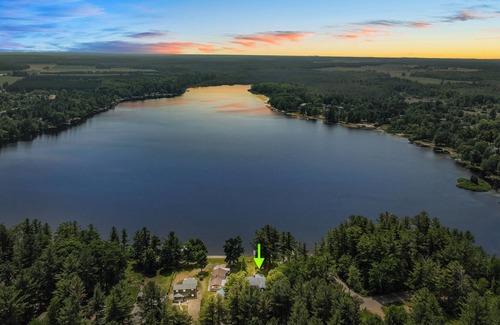 Kalkaska House | Cozy Private Lakefront Cottage