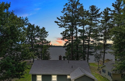 Kalkaska House | Cozy Private Lakefront Cottage
