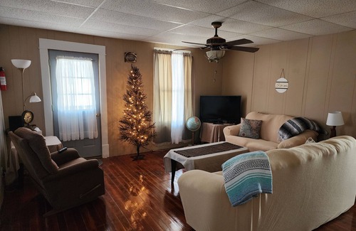 Jewell County House | Cozy private Lakehouse with prime fishing, hunting, and lake access.