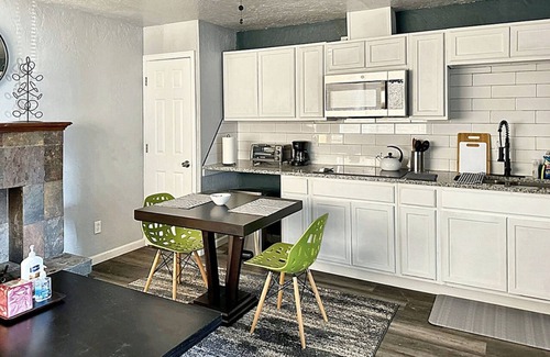 Central Oklahoma City Apartment | Cozy Private Retreat Queen Bed Rain Shower 32C