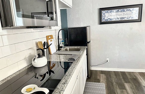 Central Oklahoma City Apartment | Cozy Private Retreat Queen Bed Rain Shower 32C