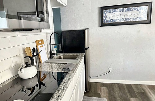 Central Oklahoma City Apartment | Cozy Private Retreat Queen Bed Rain Shower 32C