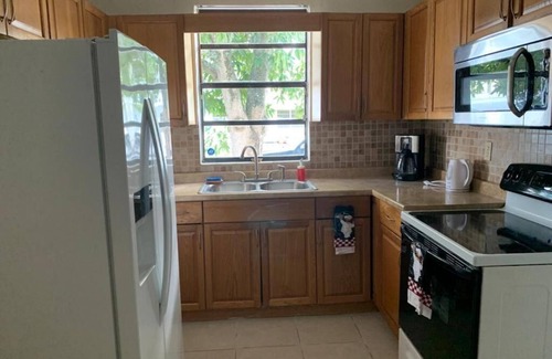 West Little Havana House | Cozy Private Room, near the Airport - Free parking