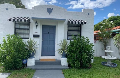 West Little Havana House | Cozy Private Room, near the Airport - Free parking