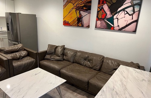 Lake Balboa House | Cozy private unit for 2+ near Van Nuys airport, Universal studio & Hollywood