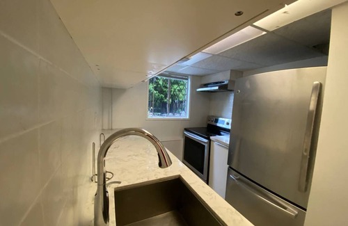 West Vancouver Apartment | Cozy privet room near cypress sking with sharing bathroom and sharing kitchen