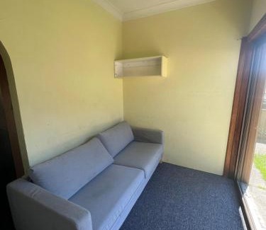 Pendle Hill House | Cozy Queen Room Next to Station and Shops - PH6
