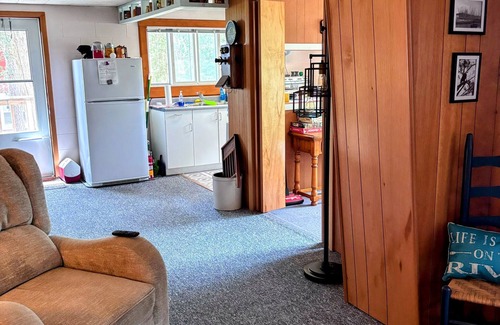 Buffalo Prairie Cabin | Cozy Quiet Water front Cabin for the perfect get away. 5 minutes from town.