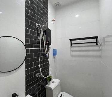 Taman Century House | Cozy R7R6 #Room 2pax #1min walk to KSL #Bathroom