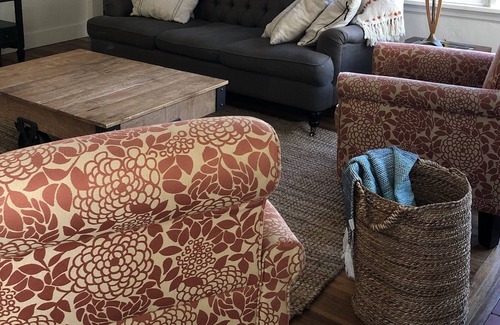 Moscow Cottage | Cozy Red Cottage 4 blocks to Dntwn and U of I