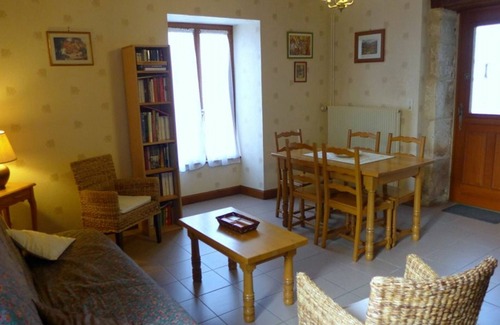 Aubepierre-sur-Aube Cottage | Cozy Restored House with 2 Bedrooms, Central Heating, Enclosed Courtyard in Aubepierre-sur-Aube