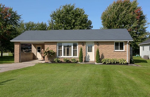 Dashwood House | Cozy Retreat by the Lake - Perfect for Families and Groups