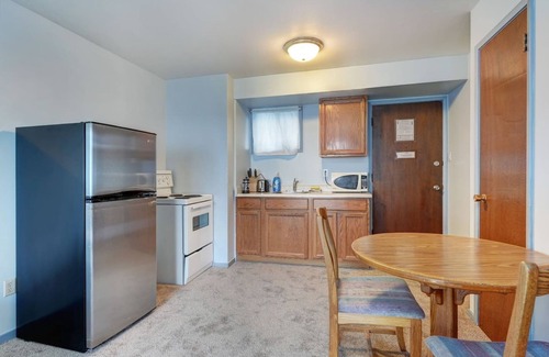 Inner Harbour Apartment | Cozy Retreat Downtown Vic.