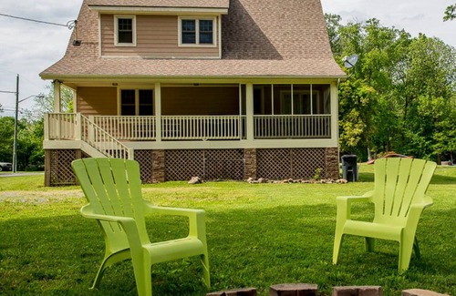 Damascus Cabin | Cozy retreat in Damascus on the AT and Creeper Trail. Pet Friendly!