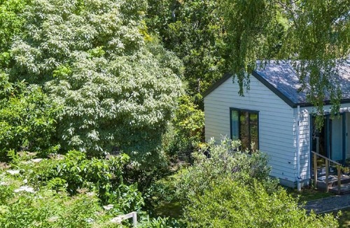 Springlands Cottage | Cozy Retreat in Nature just minutes from Town