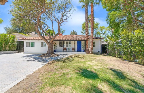 Studio City Villa | Cozy Retreat Nearby Universal Studio with private Casita & Pool