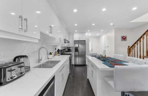 Brampton House | Cozy Retreat Newly Renovated House Central Brampton