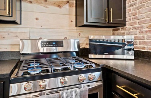 Broken Bow Cabin | Cozy Retreat | Private Heated Pool | Pet-Friendly