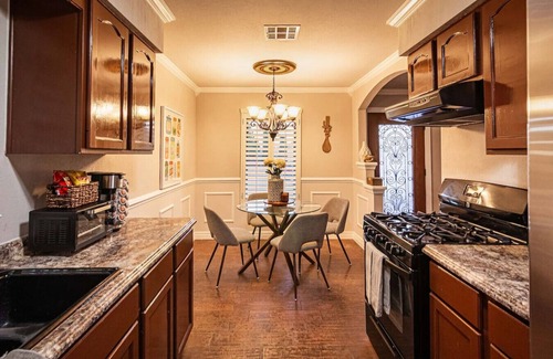 Biggs Field House | Cozy Retreat w/King Bed, Backyard & Private Patio