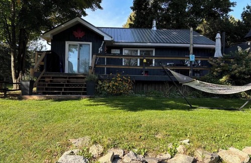 Burnt River Cottage | Cozy Riverside Retreat (child and pet friendly)
